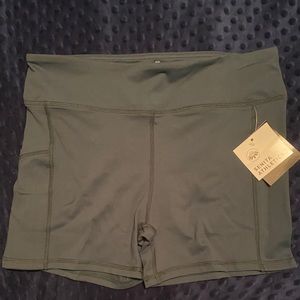 NWT Senita high waisted 3.75” rios in evergreen!💚